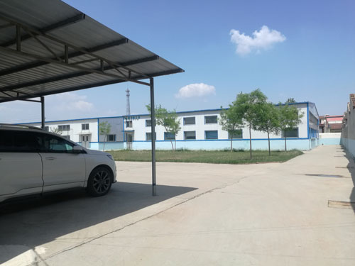 德州健之源地處魯西北平原，毗鄰黃河故道森林公園，生產(chǎn)條件環(huán)境優(yōu)越，擁有現(xiàn)代化的廠房，標(biāo)準(zhǔn)化的生產(chǎn)車間，公司擁有三證：SC食品生產(chǎn)許可證、GMP證、食品出口生產(chǎn)企業(yè)證書，生產(chǎn)過程中采用ISO22000管理體系進行科學(xué)管理，并擁有近十年的生產(chǎn)加工經(jīng)驗，產(chǎn)品口感、湯色、功效等各項指標(biāo)均能達(dá)到客戶滿意，生產(chǎn)采用全自動帶線帶牌袋泡茶包裝機生產(chǎn)線，有全套的粉碎和超微粉碎、分篩、烘干、滅菌、制粒、制袋等設(shè)備，科學(xué)的生產(chǎn)工藝和嚴(yán)格規(guī)范的滅菌殺毒技術(shù)。